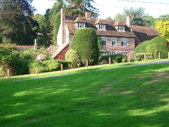 House_at_Trumpets_Hill_-_geograph.org.uk_-_56875